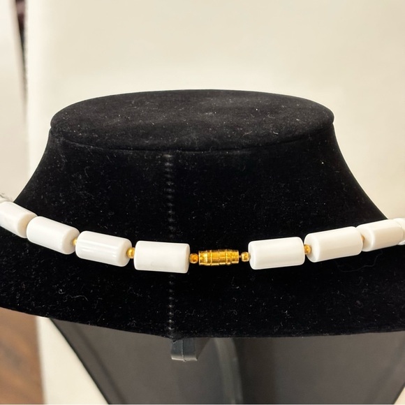 Vintage white acrylic with gold tone beads and closure necklace - Picture 5 of 8